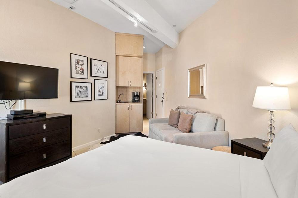 Independence Square 304, Stylish Hotel Room With Downtown Views & Great Location Aspen Exterior photo